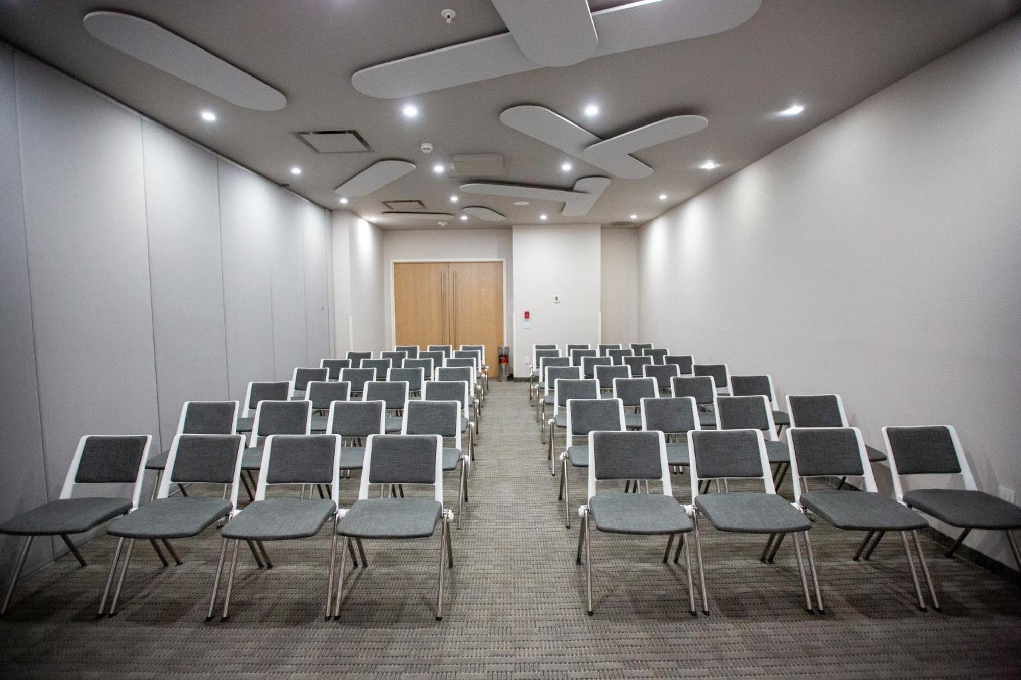 Metria Hotel Леон Екстериор снимка The lecture theatre