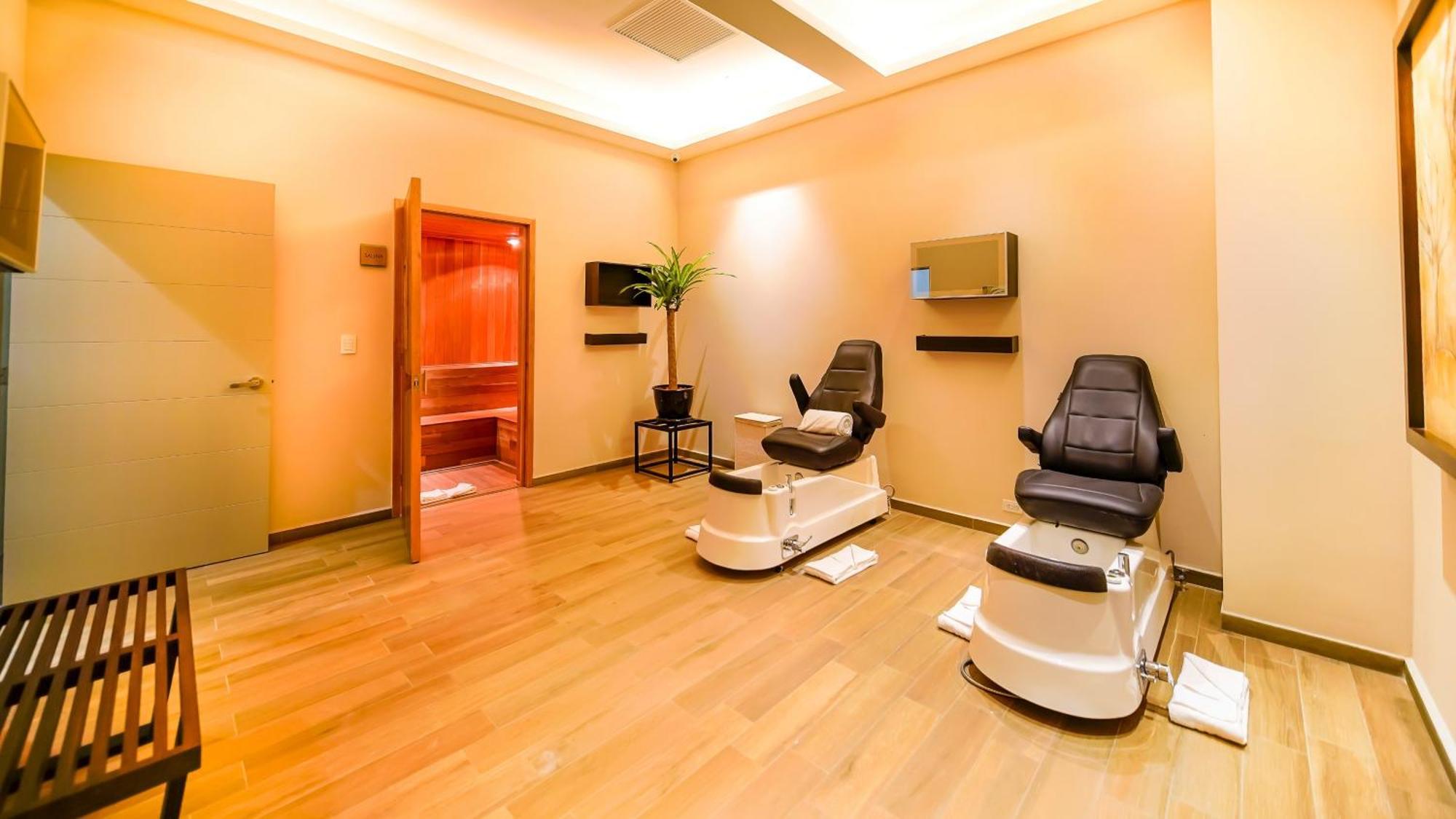 Metria Hotel Леон Екстериор снимка A nail salon