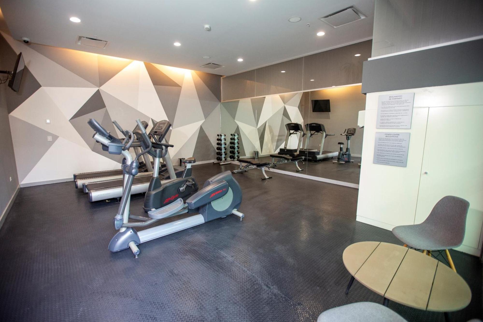 Metria Hotel Леон Екстериор снимка The gym at the hotel