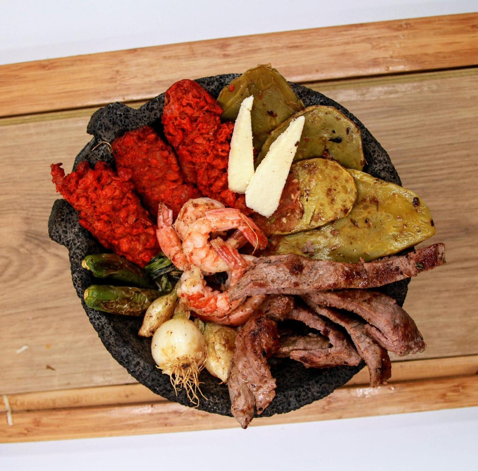 Metria Hotel Леон Екстериор снимка A plate of assorted grilled meats