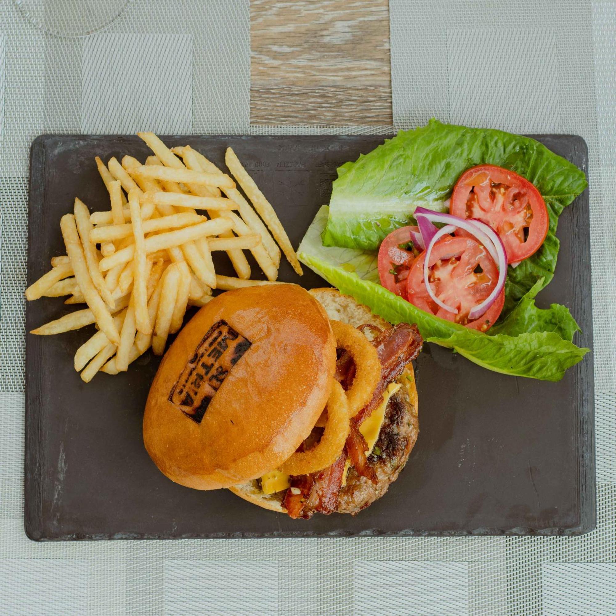 Metria Hotel Леон Екстериор снимка A cheeseburger with fries