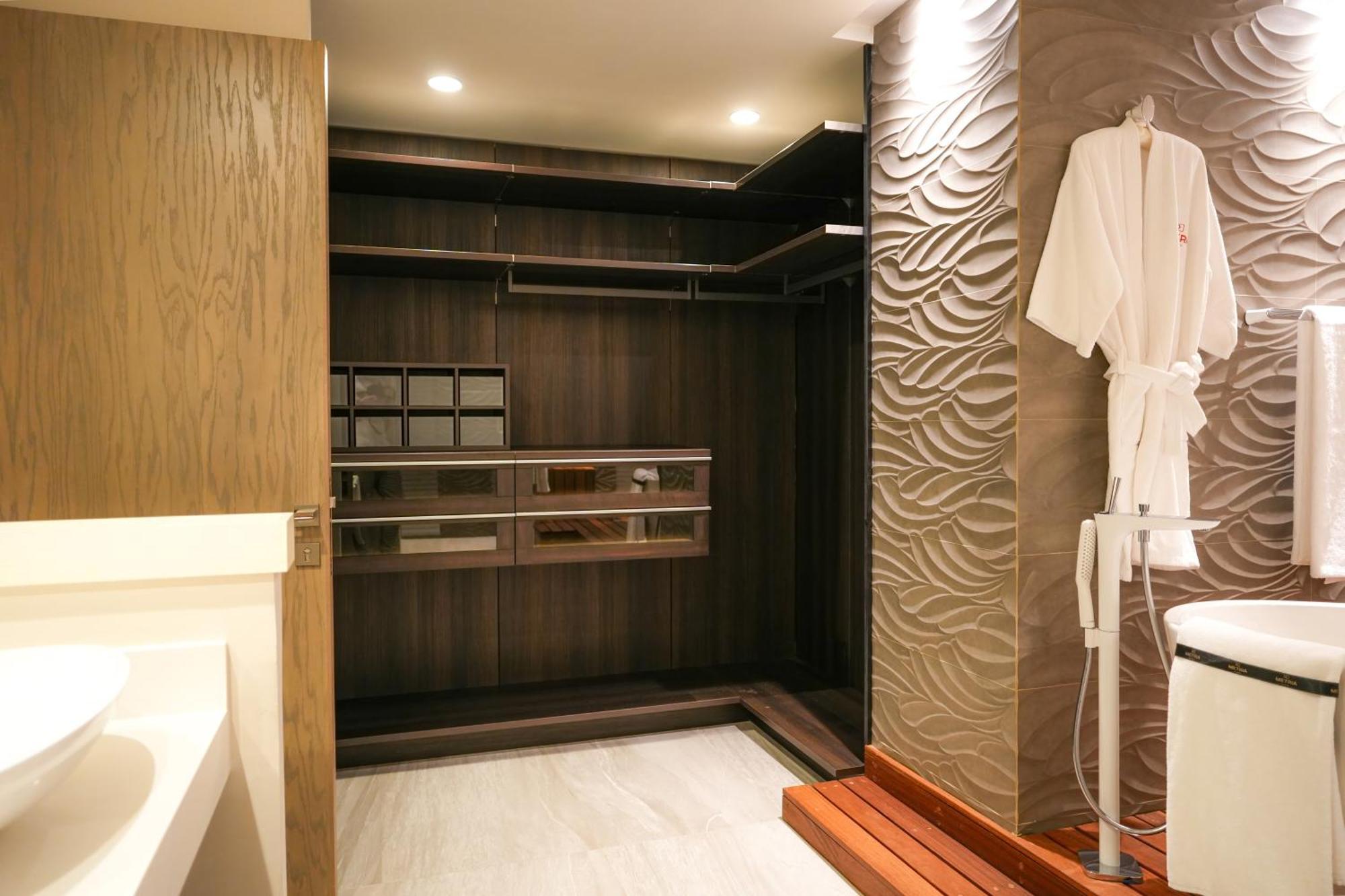 Metria Hotel Леон Екстериор снимка A shower enclosure