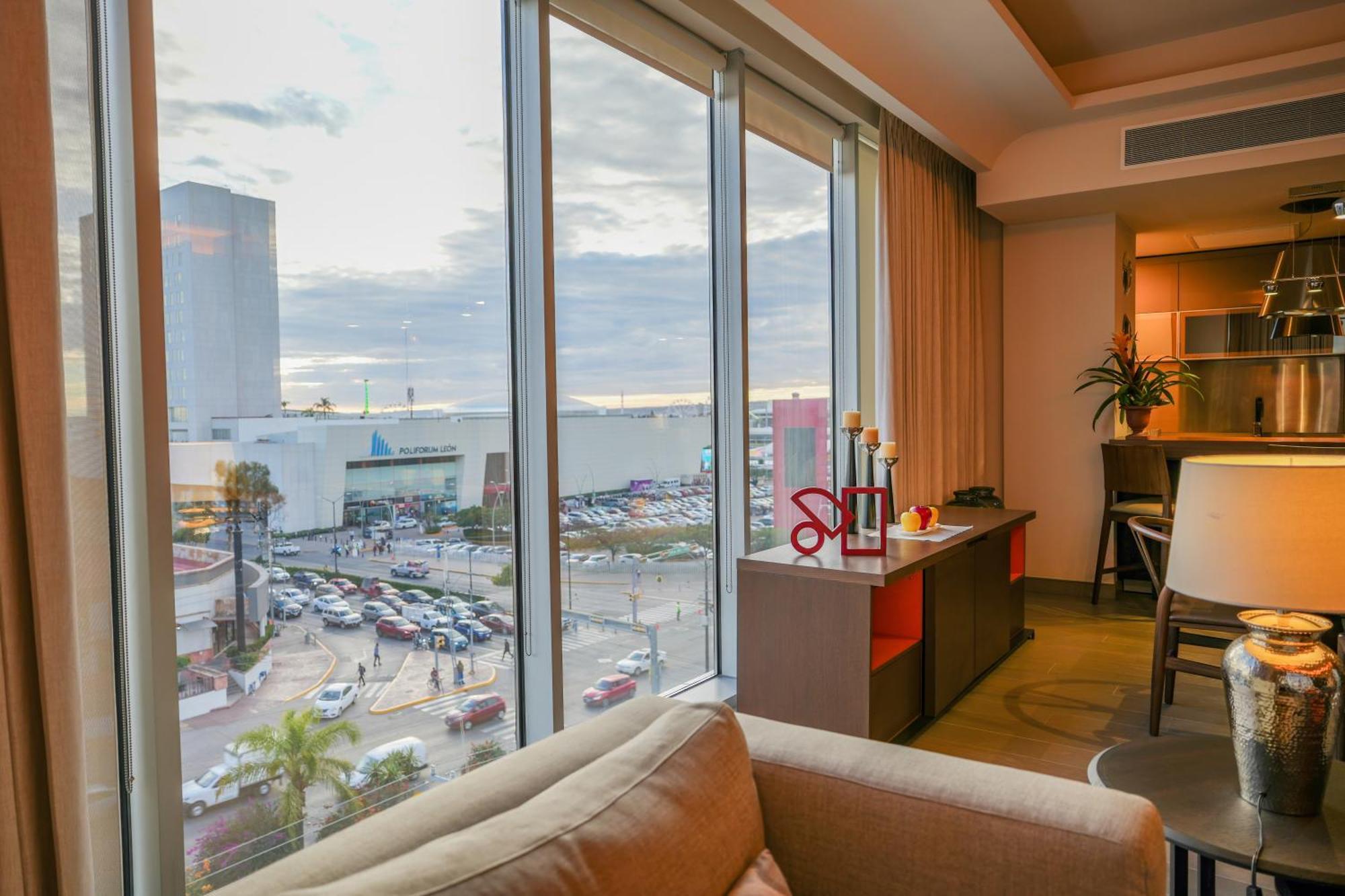 Metria Hotel Леон Екстериор снимка A view from a suite at the JW Marriott Phoenix.